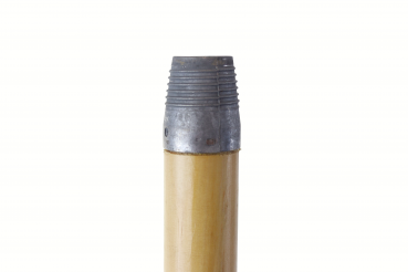 Der Holzbesenstiel mit einem Metallgewinde als Spitze